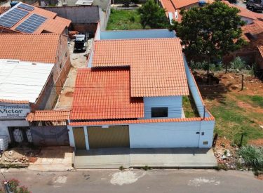 Casa a venda no Bairro Santa Bárbara.
