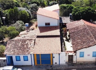 Sobrado Azul a venda na Rua Pireneus.