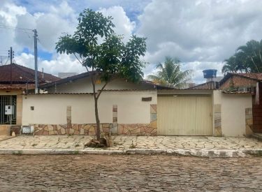 Casa Lázaro a venda na Av. Pref. Luís Gonzaga Jayme em Pirenópolis.